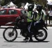 Agentes de tránsito verifican el cumplimiento del Pico y placa en Quito.