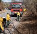 Prevención. Moradores de El Cebollar y Bomberos limpiaron la avenida Los Conquistadores para eliminar material combustible antes de la época seca.