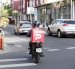 Los conductores de delivery deberán portar casco y un chaleco que los identifique.