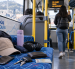 Cédulas, credenciales y otras pertenencias forman parte de los objetos extraviados que usuarios olvidan durante sus viajes en el transporte municipal.