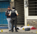 Agentes policiales resguardan la escena del crimen donde fue asesinado un bombero en Machala.