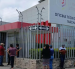 Familiares esperan en los exteriores de la Oficina Técnica Forense de Machala, donde permanecen restos de víctimas que aún no han podido ser identificados.