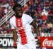 Jordy Caicedo de Huracán marca un gol y reclama otro.