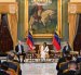 La presidenta interina de Venezuela, Delcy Rodríguez (C), el secretario de Energía de Estados Unidos, Chris Wright (I), y la ministra de Petróleo, Paula Henao (D), asisten a la firma de un acuerdo petrolero en Caracas el 2 de septiembre de 2026.