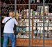Una persona compra en una tienda el 4 de septiembre de 2026, en La Habana (Cuba).