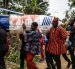 Los familiares llevan el ataúd en forma de bolígrafo manchado de sangre de oveja del difunto maestro ghanés Samuel Commey Tetteh, el 15 de agosto de 2026.