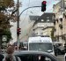 Personas observan cómo rescatistas trabajan para extinguir un incendio tras un ataque aéreo en Kiev.