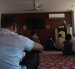 Un grupo de musulmanes durante el rezo del viernes (Jumu’ah), en el interior de la mezquita situada en Urdesa. Basem Qasem, director del centro, encabeza la ceremonia.