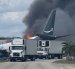 El avión quedó envuelto en llamas y denso humo negro tras colisionar con varios vehículos.