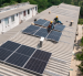 Trabajadores instalan paneles solares como parte de las medidas de ahorro energético frente al fenómeno de El Niño.