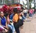 Un grupo de jóvenes hicieron fila días atrás en la calle Víctor Emilio Estrada, para entregar su hoja de vida y conseguir trabajo. La fila fue de dos cuadras