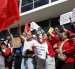 Manifestantes se concentraron en los exteriores de la Caja del Seguro Social, en Quito, para rechazar la posible venta de bienes del IESS.