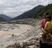 Habitantes de la zona se reúnen mientras equipos de rescate del ejército nepalí buscan supervivientes en el túnel del proyecto hidroeléctrico Trishuli-3A el 4 de septiembre de 2026.
