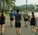 La falta de espacios públicos adecuados obliga a corredores, ciclistas y peatones a compartir zonas de entrenamiento con vehículos, aumentando los riesgos.