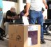 UN CIUDADANO SUFRAGA Y DEPOSITA SU PAPELETA EN UNO DE LAS URNAS O BIOMBOS PARA DEPOSITAR SU VOTO ||