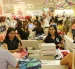 l consumo de los hogares crece 3,9 % anual
Clientes hacen fila en la caja de una tienda de ropa en un centro comercial de Ecuador