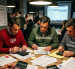 Imagen creada con IA, para simbolizar a dirigentes políticos calculando cuántos votos podrían obtener para evitar salir del registro electoral.