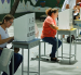 Personas ejerciendo su derecho al voto.