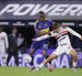 Enner Valencia (i) de Boca Juniors disputa el balón con Gustavo Domingos de Sao Paulo.