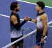 El español Carlos Alcaraz (i) felicita al estadounidense Ben Shelton (d) por su victoria en los cuartos de final del Abierto de Estados Unidos.