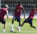 Los jugadores del FC Barcelona Pedro González 'Pedri' (i), Jesse Bisiwu (c) y Lamine Yamal (d) durante el entrenamiento.