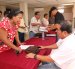 Adultos mayores entregan las resoluciones que demuestran que el SRI aprueba la devolución del IVA, pero no reciben el dinero aún.