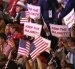 Personas sostienen carteles durante la convención del Partido Republicano este miércoles, en Dallas (Estados Unidos).