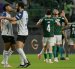 Jugadores de Liga de Quito se abrazan luego de caer solo por un gol ante Palmeiras, en la ida de los cuartos de final de Copa Libertadores.