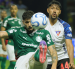 Jugador de Palmeiras disputa el balón con Luis Segovia.