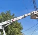 Personal de la EEQ realiza trabajos correctivos para restablecer el servicio eléctrico en el norte de la ciudad.