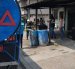 Habitantes de un barrio de Guayaquil se abastecen de agua a través de un tanquero.