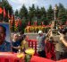 Personas atienden actos conmemorativos de los 50 años de la muerte de Mao Zedong en la provincia china de Hunan.