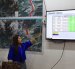 La ingeniera Dechen Peldon hablando sobre el estado del nivel del agua en las instalaciones de alerta de emergencia, situadas en la región de Wangdue Phodrang, en Bután.
