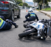 Referencia. Dos agentes civiles de tránsito cayeron luego de que un conductor embistiera una motocicleta institucional de la AMT en Quito.