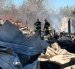 Bomberos analizan el sitio del incendio.