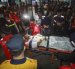 Equipos de emergencia socorren a las víctimas de la embarcación accidentada.