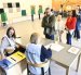 Ciudadanos emiten su voto en las elecciones generales de Suecia en un colegio electoral en una escuela de Enkoping, Suecia.