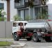Ante el deficiente servicio de anastecimiento de agua, residentes de zonas exclusivas de Samborondón contratan tanqueros.