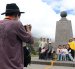 Turistas en la mitad del mundo.