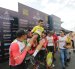 El joven ciclista Héctor Álvarez (c) fue el ganador de la Vuelta al Ecuador y fue felicitado por sus compañeros del Best PC Ecuador en el podio en la Mitad del Mundo.