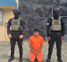 El detenido fue escoltado por agentes antes de su traslado a la cárcel de Esmeraldas.