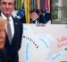 El secretario del Interior de EE. UU., Doug Burgum, muestra el cartel del cambio a "lago América" junto a Donald Trump en la Casa Blanca, el 27 de agosto de 2026.