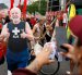 Una seguidora del presidente de Brasil, Luiz Inácio Lula da Silva, se toma una foto junto a la imagen del mandatario en Río de Janeiro (Brasil).