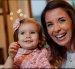 Majo Gimeno descubrió a un pequeño solo en un hospital de Valencia, España. El hecho la impulsó a fundar ‘Mamás en Acción’. Aquí posa junto a su hija