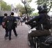 Agente policial custodia el ingreso de estudiantes a un colegio en el norte de Guayaquil.