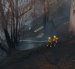 Bomberos de Quito mantienen labores de enfriamiento en La Bota, donde cinco hectáreas fueron afectadas por el incendio forestal.