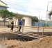 Para ingresar a las viviendas los pobladores han improvisados puentes de tabla y caña hasta que se cierre el canal abierto