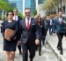 Integrantes del FBI y la DEA caminan frente al Palacio de Justicia Federal Wilkie D. Ferguson Jr, en Miami (Estados Unidos).