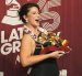 Nathy Peluso sostiene sus tres premios en la ceremonia del Latin Grammy el jueves 14 de noviembre de 2024, en Miami.