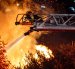 Personal bomberil intenta sofocar las llamas en el sector de La Vicentina, cerca de la avenida Velasco Ibarra, en Quito, la noche de este miércoles 16 de septiembre.